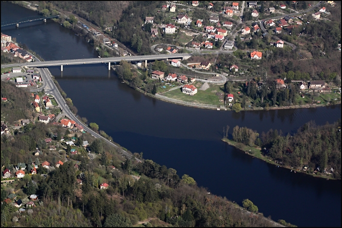 soutok Vltavy a špinavé Sázavy.jpg